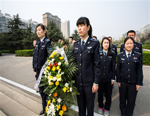 许昌市数字化城市管理中心全体工作人员祭奠英烈